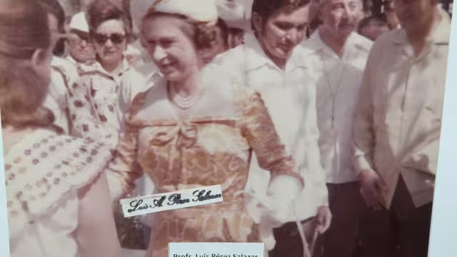 La Reina Isabel II llegó a Tizimín a bordo de un convertible con el gobernador Loret de Mola