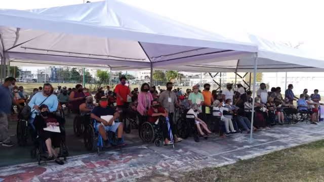 Los abuelitos esperan ser vacunados este miércoles