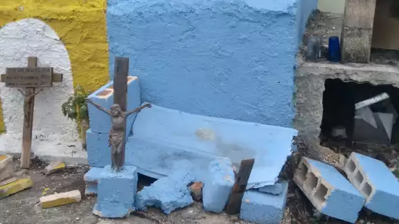 Indicaron que los vándalos destruyeron la estructura y las imágenes en las tumbas de sus familiares Indicaron que los vándalos destruyeron la estructura y las imágenes en las tumbas de sus familiares