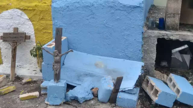 Indicaron que los vándalos destruyeron la estructura y las imágenes en las tumbas de sus familiares
