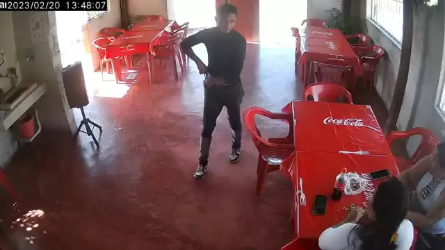 El asaltante le quitó a las mujeres los teléfonos celulares para luego darse a la fuga