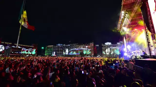 Celebran Grito en el Zócalo con serie de fuegos artificiales y música