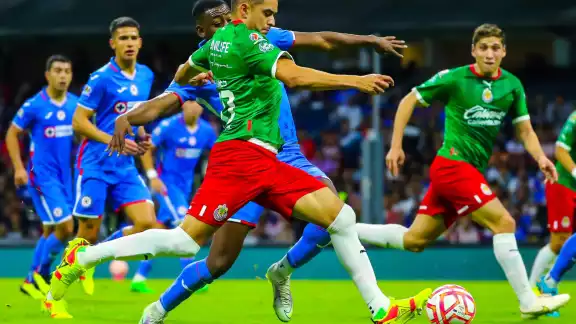 Cruz Azul obtuvo la victoria en tiempo de compensación sobre Chivas en el Estadio Azteca Cruz Azul obtuvo la victoria en tiempo de compensación sobre Chivas en el Estadio Azteca