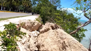 El mar devora el Boulevard Bahía de Chetumal; hay zonas al borde del colapso y sin protección