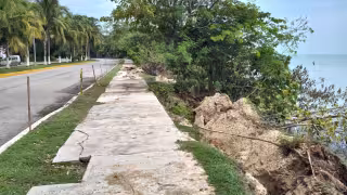 Erosión amenaza el Boulevard Bahía de Chetumal; destinarán 1.3 millones de pesos para repararlo