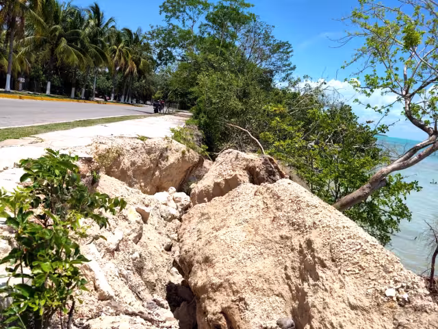 El Boulevard Bahía de Chetumal sufre erosión acelerada por el oleaje.