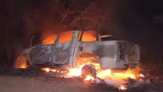 La camioneta fue incendiada