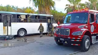 Incendio en un camión de transporte público movilizó al Heroico Cuerpo de Bomberos en Cancún