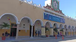 La abuelita fue vista por última vez con una blusa sin mangas de color morado con perlas color lila al frente