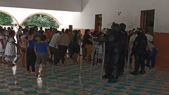 Pobladores comenzaron a formarse en la fila a las afueras de la sede de votación desde temprano; elementos policíacos resguardaron la zona para evitar conflictos Pobladores comenzaron a formarse en la fila a las afueras de la sede de votación desde temprano; elementos policíacos resguardaron la zona para evitar conflictos