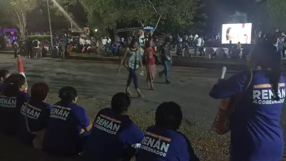 Acuden al mitin de Renán Barrera Concha, candidato a gobernador de Yucatán por el PAN Acuden al mitin de Renán Barrera Concha, candidato a gobernador de Yucatán por el PAN