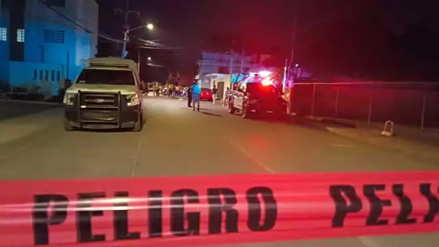 Un mesero y un cliente fueron heridos con arma de fuego dentro del bar