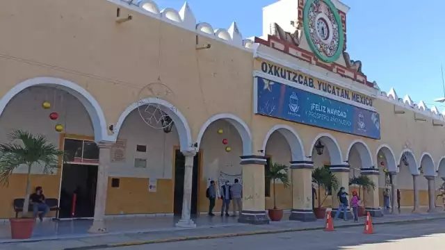 La abuelita fue vista por última vez con una blusa sin mangas de color morado con perlas color lila al frente