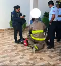Los bomberos atendieron a los lesionados en el lugar.