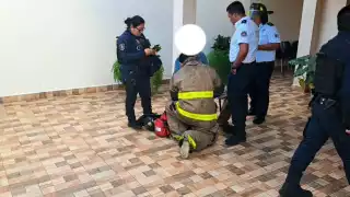 Intoxica humo a dos personas en incendio de departamento en la Supermanzana 68 de Cancún