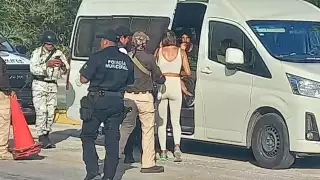 Los visitantes extranjeros retenidos fueron subidos a una Van del Instituto Nacional de Migración, con destino a Cancún