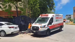 Conductora arrolla a ciclista en la cabecera municipal de Tulum y termina lesionado