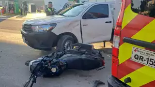 Motociclista termina lesionada tras ser impactada por una camioneta en Tulum