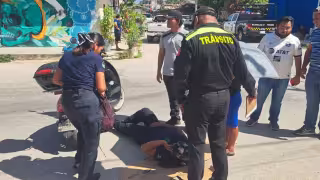 Policía municipal derrapa en motocicleta y resulta lesionada en el centro de Tulum