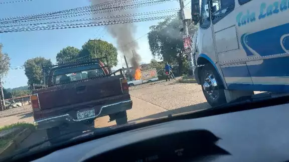 Varios vehículos y comercios fueron quemados en Michoacán Varios vehículos y comercios fueron quemados en Michoacán