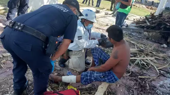 El afectado fue atendido por los paramédicos, ya que la herida era de más de 10 centímetros de largo y dos de profundidad El afectado fue atendido por los paramédicos, ya que la herida era de más de 10 centímetros de largo y dos de profundidad