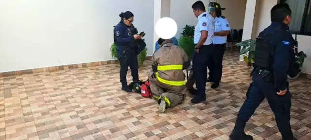 Los bomberos atendieron a los lesionados en el lugar.