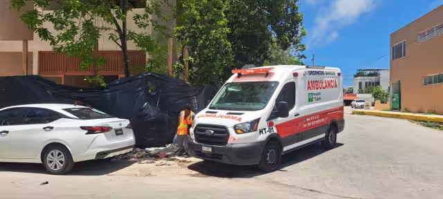 Una ambulancia respondió al llamado y los paramédicos atendieron al ciclista.