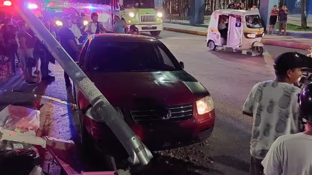 El vehículo se estrella contra un poste del alumbrado público