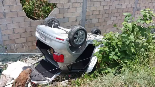 La mujer salió ilesa, pero optó por abandonar su vehículo y escapar del lugar