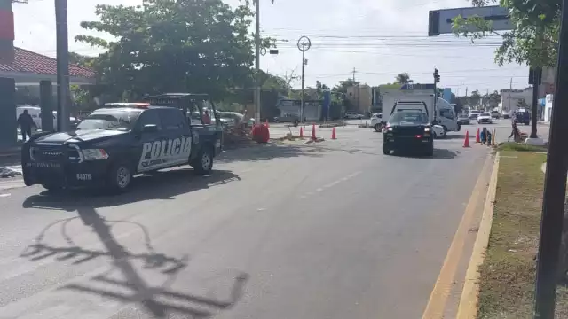 El hombre se comportaba de manera agresiva y tiraba los productos de los estantes