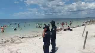 Refuerzan seguridad en playas de Campeche durante vacaciones de verano
