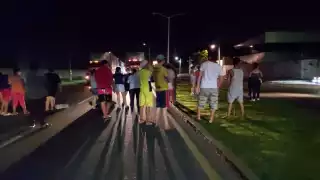 Vecinos protestan contra la CFE por 12 horas sin luz en Ciudad del Carmen