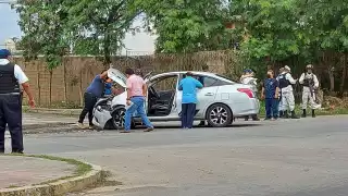 El automóvil quedó dañado de la fascia delantera