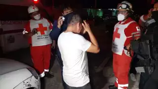 Agentes municipales y paramédicos acuden al reporte de violencia doméstica que realizaron los mismos parientes al ver la situación tan crítica