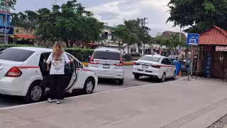 Denuncian cobros excesivos y presuntas comisiones entre taxistas y hoteles en Tulum