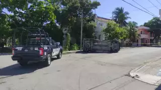 La camioneta terminó volcada sobre su costado derecho luego de que la patrulla de Playa del Carme la impactase