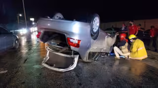 Conductor ebrio choca contra un camellón y vuelca su auto en Ciudad del Carmen