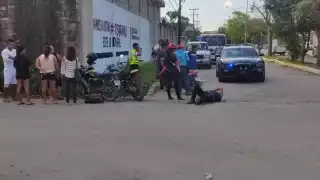 El motociclista fue valorado por paramédicos en la colonia Bellavista de Playa del Carmen
