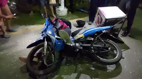 Sus compañeros motociclistas llegaron para auxiliarlo, pero lo consideraron muerto por lo que llamaron a emergencias Sus compañeros motociclistas llegaron para auxiliarlo, pero lo consideraron muerto por lo que llamaron a emergencias