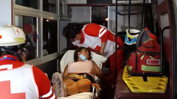 Una joven menor de edad en estado de gestación sufrió una caída en las escaleras de su domicilio que le provocó dolor y derrame de líquidos en plena vía pública Una joven menor de edad en estado de gestación sufrió una caída en las escaleras de su domicilio que le provocó dolor y derrame de líquidos en plena vía pública