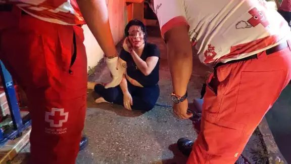 La mujer escapó de una fiesta, cuando observó que le colocaron algo en su bebida