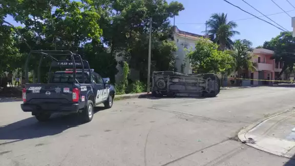 La camioneta terminó volcada sobre su costado derecho luego de que la patrulla de Playa del Carme la impactase La camioneta terminó volcada sobre su costado derecho luego de que la patrulla de Playa del Carme la impactase