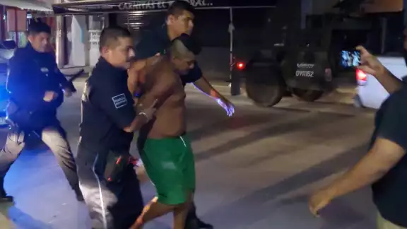 Fue interceptado por un sujeto que se encontraba sin camisa y en la mano portaba un machete Fue interceptado por un sujeto que se encontraba sin camisa y en la mano portaba un machete
