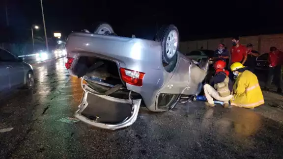 El vehículo dejó una rastro de gasolina que tuvo que ser cubierto con tierra para evitar un posible incendio El vehículo dejó una rastro de gasolina que tuvo que ser cubierto con tierra para evitar un posible incendio