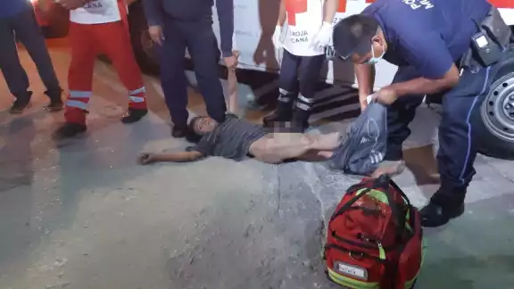 El sujeto se encontraba bajo efectos de algún narcótico por lo que no se le pudo brindar atención médica que necesitaba El sujeto se encontraba bajo efectos de algún narcótico por lo que no se le pudo brindar atención médica que necesitaba