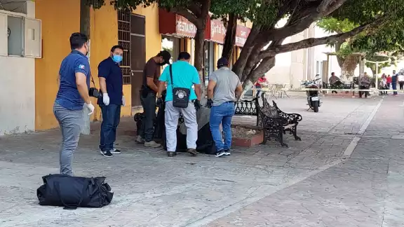 Fallece indigente en banca del parque de Villa de Isla aguada Fallece indigente en banca del parque de Villa de Isla aguada