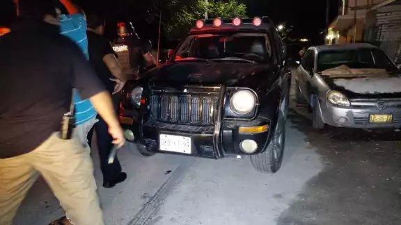 Elementos de policía aseguraron una camioneta, pero no hubo detenidos ya que se encontraban dentro de su hogar