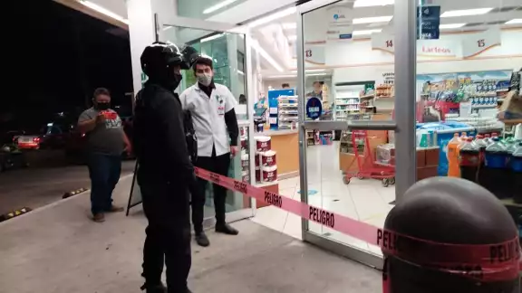 Al sitio llegaron elementos de la Policía Municipal motorizada denominados “Potros” quienes acordonaron la zona Al sitio llegaron elementos de la Policía Municipal motorizada denominados “Potros” quienes acordonaron la zona