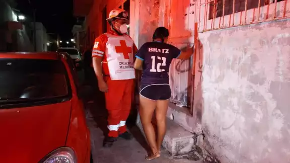 Al lugar arribaron elementos de la Policía Municipal motorizada quiénes ordenaron la presencia de una ambulancia de la Cruz Roja Al lugar arribaron elementos de la Policía Municipal motorizada quiénes ordenaron la presencia de una ambulancia de la Cruz Roja