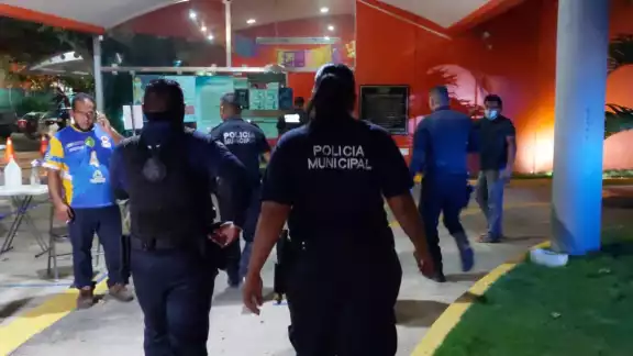 Al sitio llegaron elementos de la Policía Municipal de Ciudad del Carmen quienes escucharon ambas partes Al sitio llegaron elementos de la Policía Municipal de Ciudad del Carmen quienes escucharon ambas partes